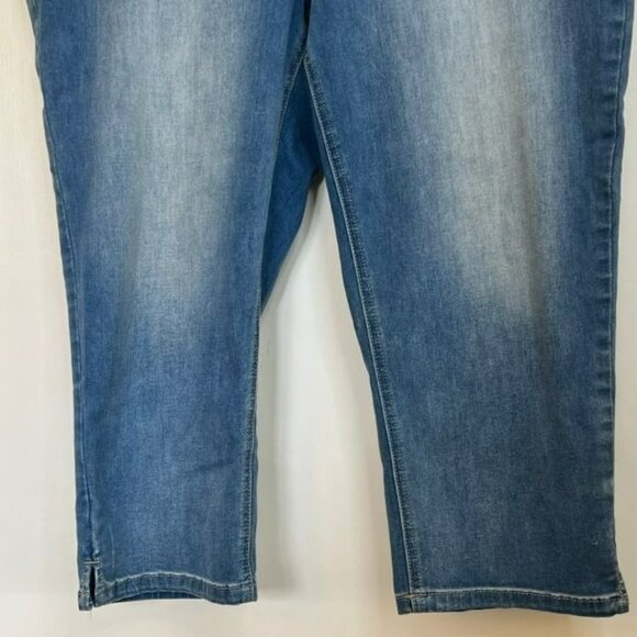 Perfect Stretch by Chico's Size 2 12-14 Light Wash Pull On Denim Jean Capri Capr - Picture 4 of 9